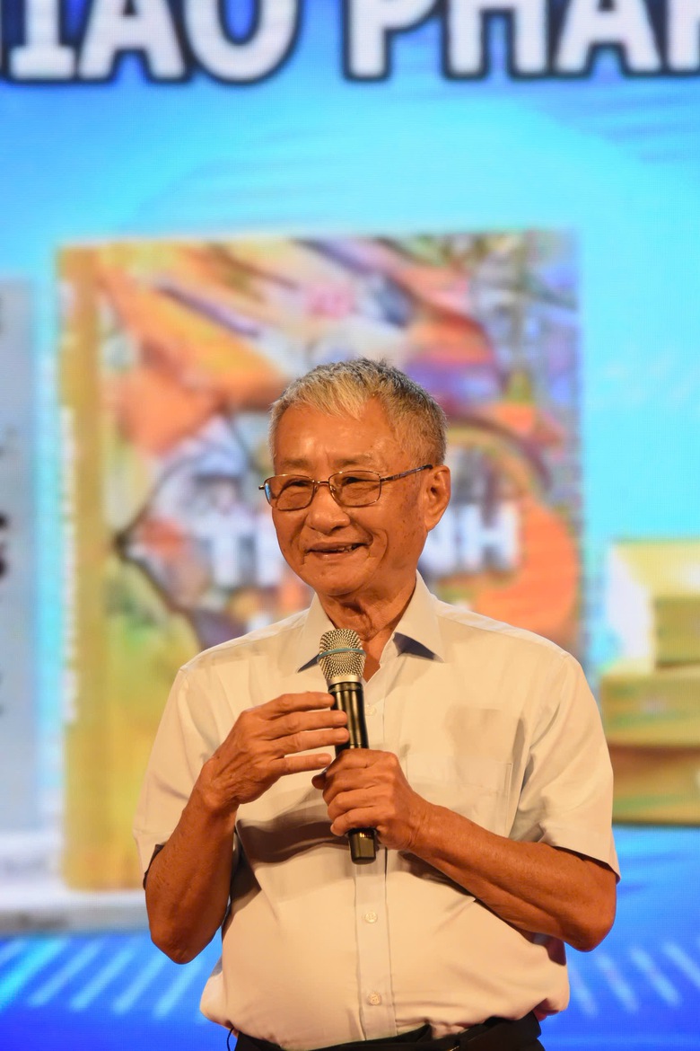 T&aacute;c giả L&yacute; Tứ ra mắt t&aacute;c phẩm ''V&ocirc; thanh luận'' v&agrave; tập thơ ''Nhặt nhạnh''- Ảnh 4.