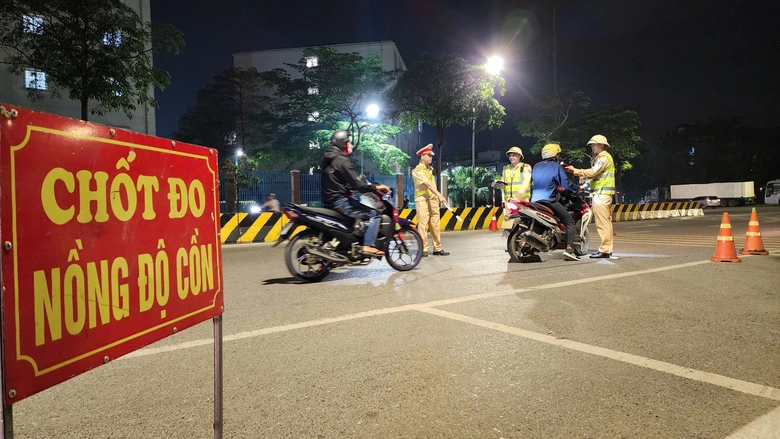 Vi phạm nồng độ cồn, người đi xe đạp xin bỏ qua nhưng vẫn bị xử lý- Ảnh 1. Vi phạm nồng độ cồn, người đi xe đạp xin bỏ qua nhưng vẫn bị xử lý- Ảnh 1.