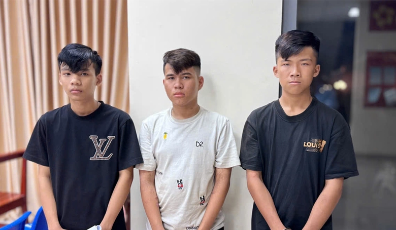 An Giang: Bắt nh&oacute;m thanh thiếu ni&ecirc;n d&ugrave;ng dao cướp t&agrave;i sản người đi đường- Ảnh 1.