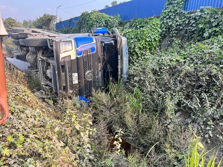 Xe ben chở đá lật đè ô tô 4 chỗ, nữ tài xế tử vong thương tâm- Ảnh 2. Xe ben chở đá lật đè ô tô 4 chỗ, nữ tài xế tử vong thương tâm- Ảnh 2.