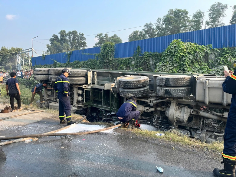 Xe ben chở đá lật đè ô tô 4 chỗ, nữ tài xế tử vong thương tâm- Ảnh 1. Xe ben chở đá lật đè ô tô 4 chỗ, nữ tài xế tử vong thương tâm- Ảnh 1.