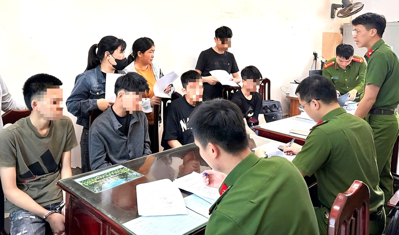 Khởi tố nh&oacute;m thanh, thiếu ni&ecirc;n mang hung kh&iacute; truy đuổi nhau tr&ecirc;n đường ở Ninh B&igrave;nh- Ảnh 1.