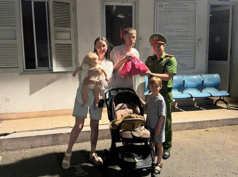 Kịp thời hỗ trợ du khách Nga nhận lại tài sản bỏ quên trên taxi ở Khánh Hòa- Ảnh 1. Kịp thời hỗ trợ du khách Nga nhận lại tài sản bỏ quên trên taxi ở Khánh Hòa- Ảnh 1.