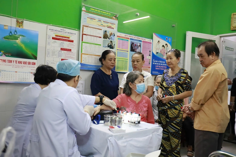 TP.HCM: Lần đầu ti&ecirc;n, hơn 100 bệnh viện c&ugrave;ng kh&aacute;m sức khỏe cho người d&acirc;n- Ảnh 1.