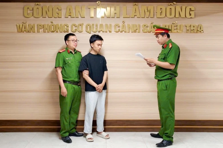 Lâm Đồng: Khách đến vay vốn ngân hàng, nhân viên mượn điện thoại chiếm đoạt 1,7 tỷ đồng- Ảnh 1. Lâm Đồng: Khách đến vay vốn ngân hàng, nhân viên mượn điện thoại chiếm đoạt 1,7 tỷ đồng- Ảnh 1.