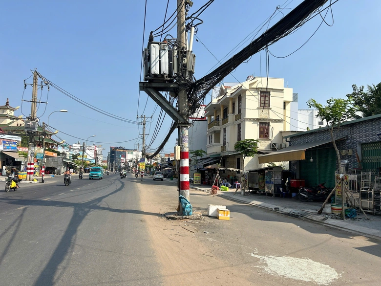 TP.HCM: Vì sao chưa thể di dời hàng trăm trụ điện trên đường Nguyễn Thị Định?- Ảnh 1. TP.HCM: Vì sao chưa thể di dời hàng trăm trụ điện trên đường Nguyễn Thị Định?- Ảnh 1.