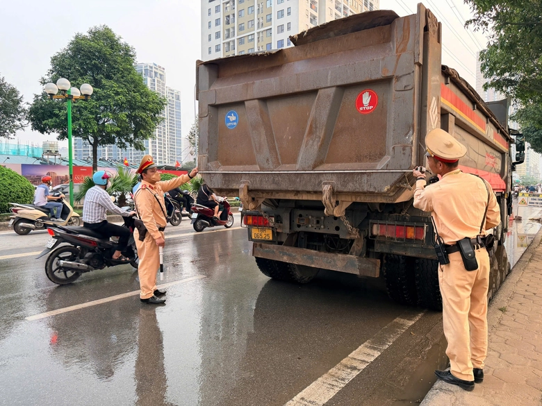 Hà Nội xử lý hơn 900 xe tải vi phạm trong 12 ngày- Ảnh 1. Hà Nội xử lý hơn 900 xe tải vi phạm trong 12 ngày- Ảnh 1.