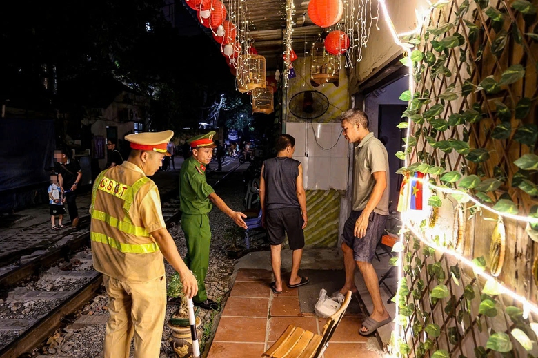 H&agrave; Nội: Cảnh s&aacute;t vận động 60 chủ qu&aacute;n c&agrave; ph&ecirc; cam kết kh&ocirc;ng lấn đường t&agrave;u- Ảnh 1.