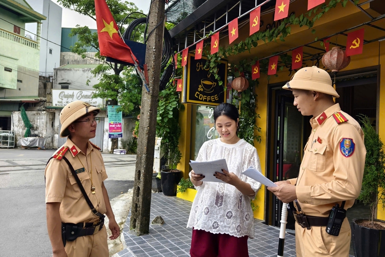 H&agrave; Nội: Cảnh s&aacute;t vận động 60 chủ qu&aacute;n c&agrave; ph&ecirc; cam kết kh&ocirc;ng lấn đường t&agrave;u- Ảnh 2.