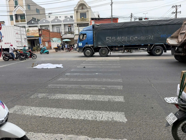 TP.HCM: Xe ben va chạm xe m&aacute;y, c&ocirc; g&aacute;i tử vong tại chỗ- Ảnh 1.