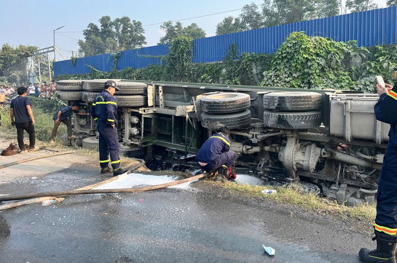 Chiếc xe ben lật nghi&ecirc;ng b&ecirc;n đường, đ&egrave; l&ecirc;n &ocirc; t&ocirc; 4 chỗ.