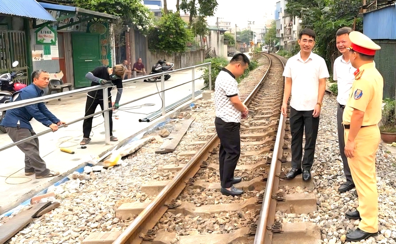 Ninh Bình đóng lối đi tự mở nguy hiểm qua đường sắt Bắc - Nam- Ảnh 1. Ninh Bình đóng lối đi tự mở nguy hiểm qua đường sắt Bắc - Nam- Ảnh 1.