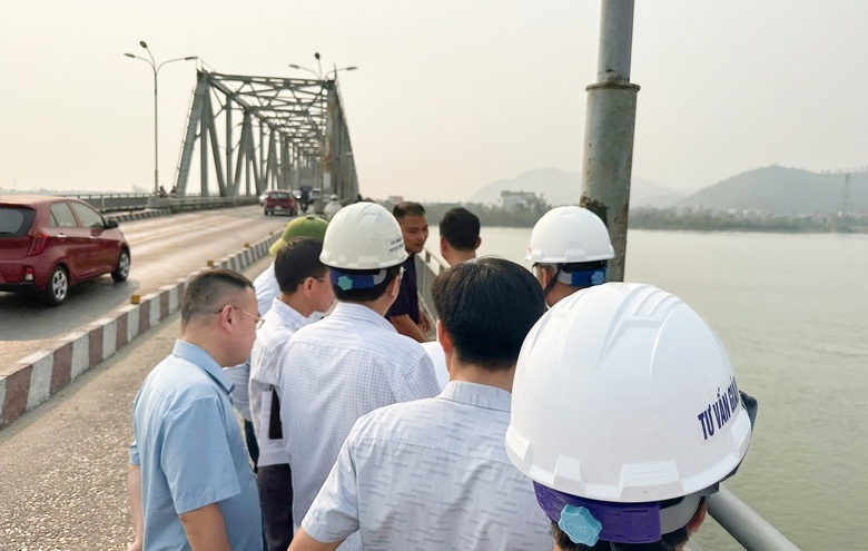 Hà Tĩnh: Bàn giao mặt bằng thi công đèn trang trí, lưới an toàn cầu Bến Thủy 1- Ảnh 1. Hà Tĩnh: Bàn giao mặt bằng thi công đèn trang trí, lưới an toàn cầu Bến Thủy 1- Ảnh 1.