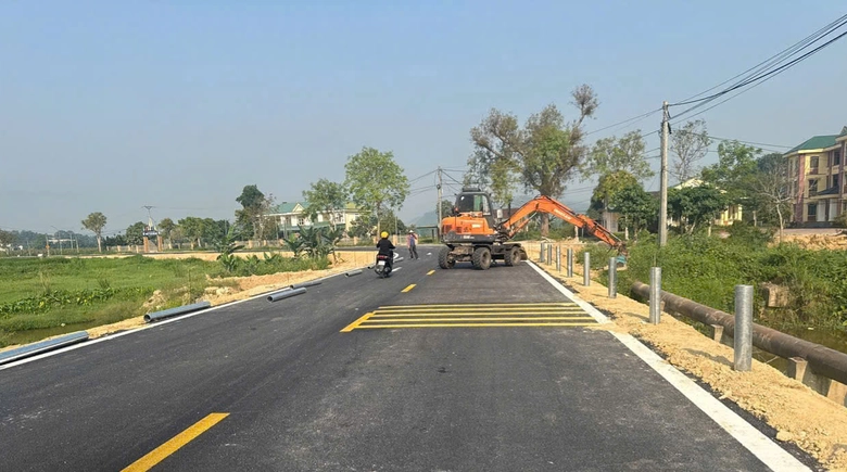 Quốc lộ 8C qua Hà Tĩnh: Nửa tuyến thông suốt, nửa còn lại tăng tốc về đích- Ảnh 1. Quốc lộ 8C qua Hà Tĩnh: Nửa tuyến thông suốt, nửa còn lại tăng tốc về đích- Ảnh 1.