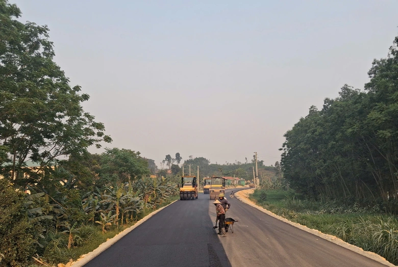 Quốc lộ 8C qua Hà Tĩnh: Nửa tuyến thông suốt, nửa còn lại tăng tốc về đích- Ảnh 2. Quốc lộ 8C qua Hà Tĩnh: Nửa tuyến thông suốt, nửa còn lại tăng tốc về đích- Ảnh 2.