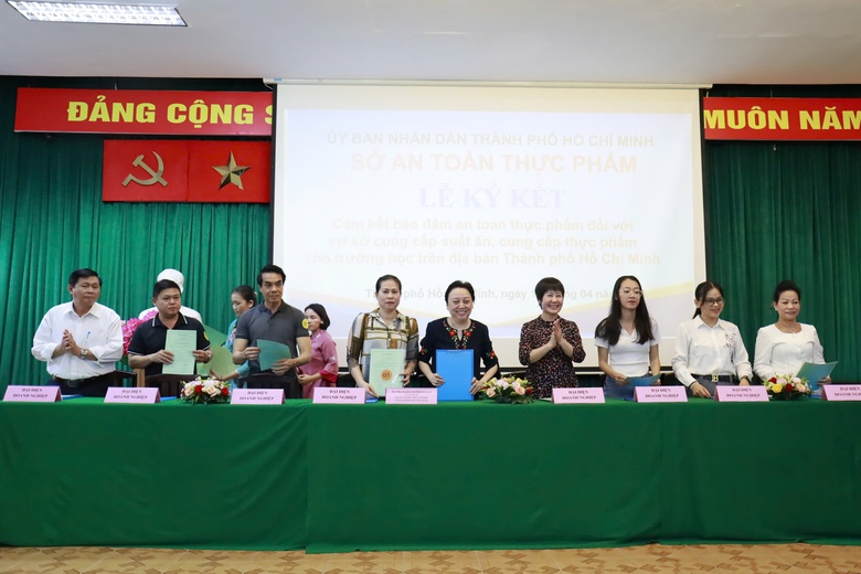 TP.HCM thừa nhận nhiều "kẽ hở" trong bữa ăn học đường- Ảnh 1. TP.HCM thừa nhận nhiều "kẽ hở" trong bữa ăn học đường- Ảnh 1.