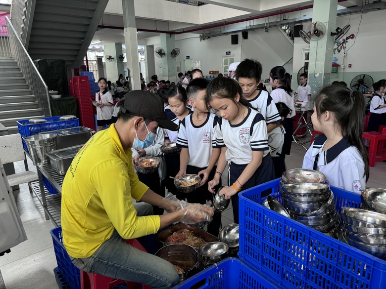 TP.HCM thừa nhận nhiều "kẽ hở" trong bữa ăn học đường- Ảnh 3. TP.HCM thừa nhận nhiều "kẽ hở" trong bữa ăn học đường- Ảnh 3.