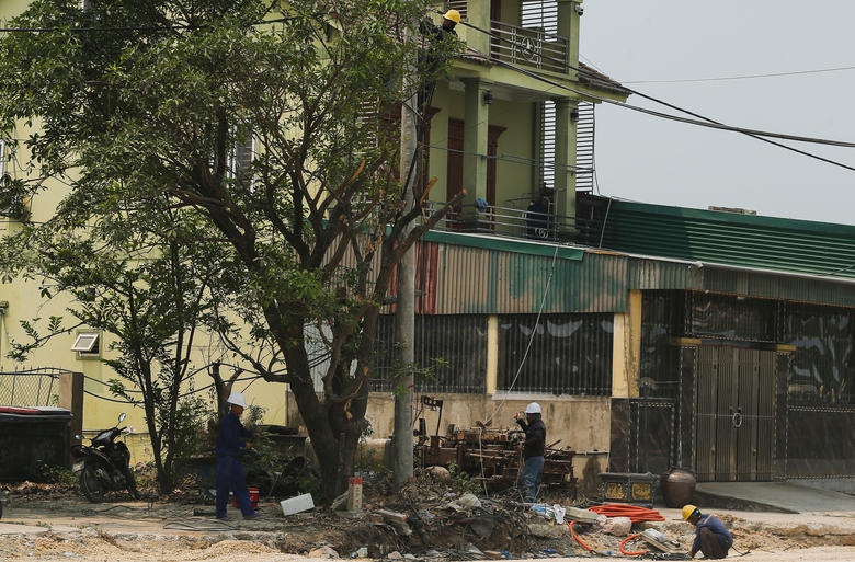 Nhiều c&ocirc;ng tr&igrave;nh hạ tầng kỹ thuật chậm di dời tại dự &aacute;n đường 500 tỷ đồng ở Nghệ An- Ảnh 1.