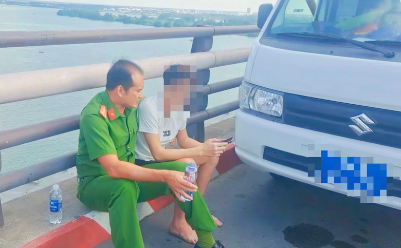 Vĩnh Long: Kịp thời ngăn chặm nam thanh ni&ecirc;n ngồi ngo&agrave;i lan can cầu Cần Thơ định tự tử- Ảnh 2.