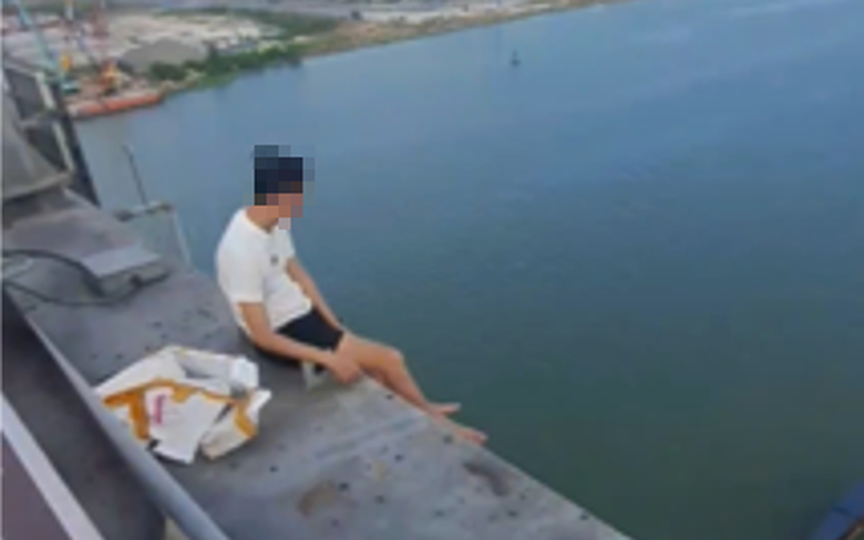 Vĩnh Long: Kịp thời ngăn chặm nam thanh ni&ecirc;n ngồi ngo&agrave;i lan can cầu Cần Thơ định tự tử- Ảnh 1.