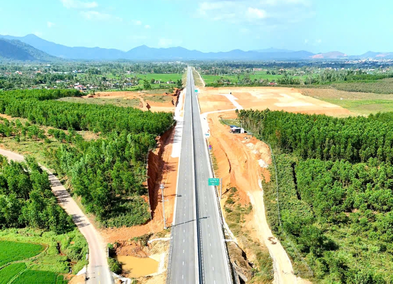 Tăng cường máy móc, đẩy nhanh thi công trạm dừng nghỉ cao tốc Hoài Nhơn - Quy Nhơn- Ảnh 1. Tăng cường máy móc, đẩy nhanh thi công trạm dừng nghỉ cao tốc Hoài Nhơn - Quy Nhơn- Ảnh 1.
