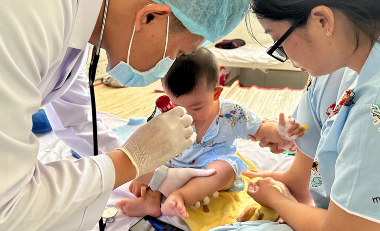 Chưa hết tay ch&acirc;n miệng lại nỗi lo sốt xuất huyết, ứng ph&oacute; ra sao?- Ảnh 1.