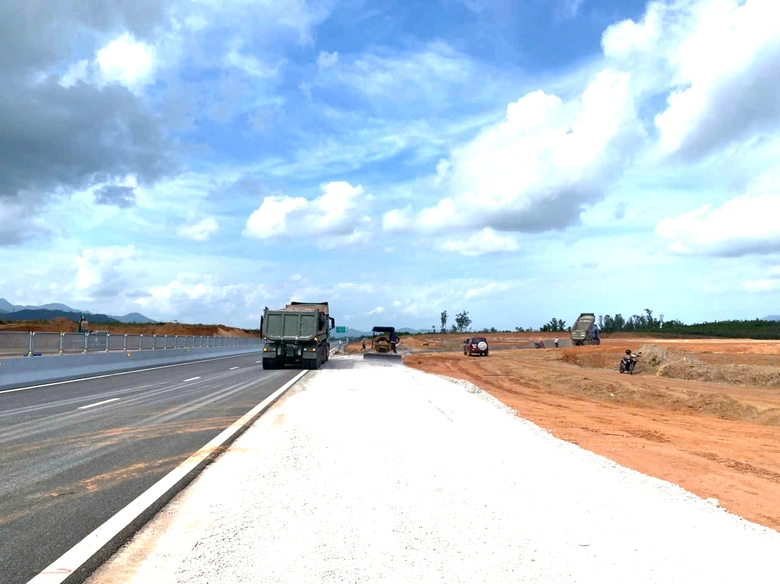 Tăng cường máy móc, đẩy nhanh thi công trạm dừng nghỉ cao tốc Hoài Nhơn - Quy Nhơn- Ảnh 6. Tăng cường máy móc, đẩy nhanh thi công trạm dừng nghỉ cao tốc Hoài Nhơn - Quy Nhơn- Ảnh 6.