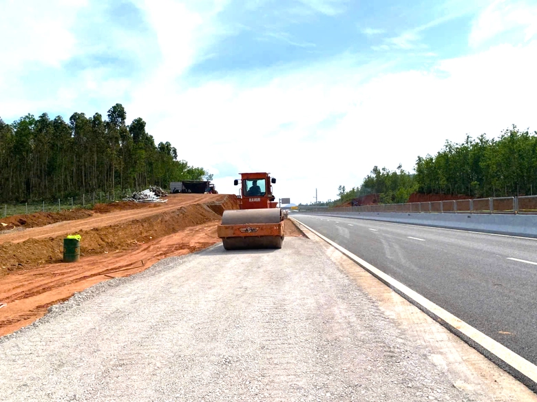 Tăng cường máy móc, đẩy nhanh thi công trạm dừng nghỉ cao tốc Hoài Nhơn - Quy Nhơn- Ảnh 10. Tăng cường máy móc, đẩy nhanh thi công trạm dừng nghỉ cao tốc Hoài Nhơn - Quy Nhơn- Ảnh 10.