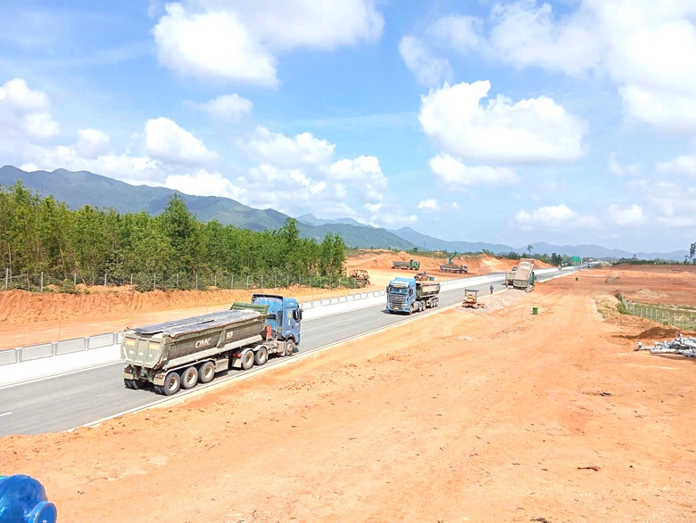 Tăng cường máy móc, đẩy nhanh thi công trạm dừng nghỉ cao tốc Hoài Nhơn - Quy Nhơn- Ảnh 3. Tăng cường máy móc, đẩy nhanh thi công trạm dừng nghỉ cao tốc Hoài Nhơn - Quy Nhơn- Ảnh 3.