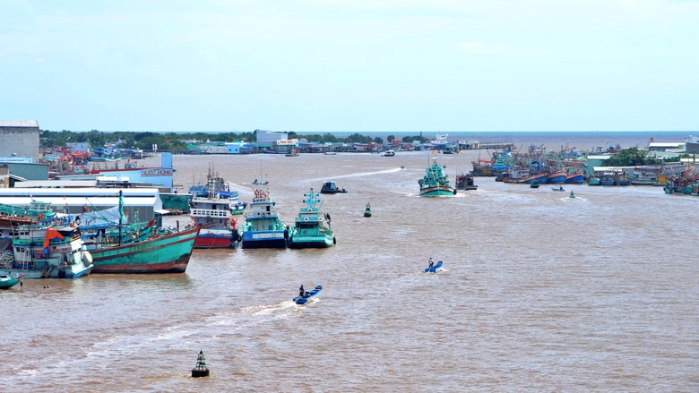 C&agrave; Mau xử l&yacute; t&agrave;u c&aacute; kh&ocirc;ng đủ điều kiện khai th&aacute;c thủy sản, n&acirc;ng cao &yacute; thức ngư d&acirc;n- Ảnh 2.