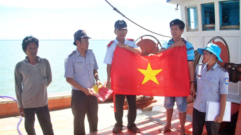 C&agrave; Mau xử l&yacute; t&agrave;u c&aacute; kh&ocirc;ng đủ điều kiện khai th&aacute;c thủy sản, n&acirc;ng cao &yacute; thức ngư d&acirc;n- Ảnh 3.