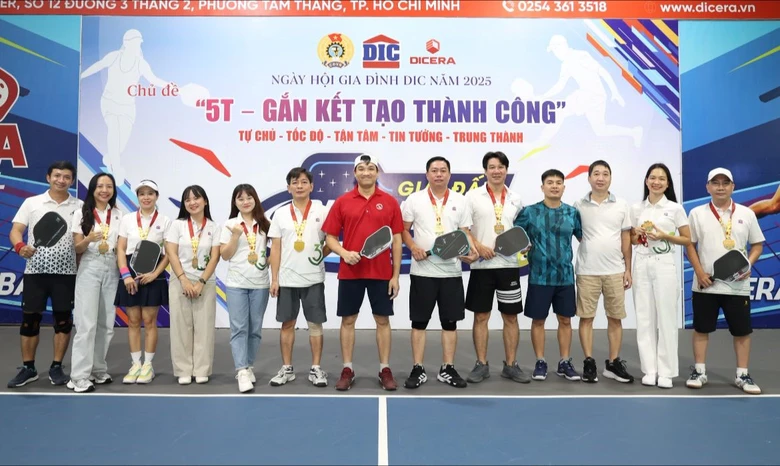 Tôn vinh gia đình người lao động tiêu biểu trong ngành Xây dựng- Ảnh 1. Tôn vinh gia đình người lao động tiêu biểu trong ngành Xây dựng- Ảnh 1.