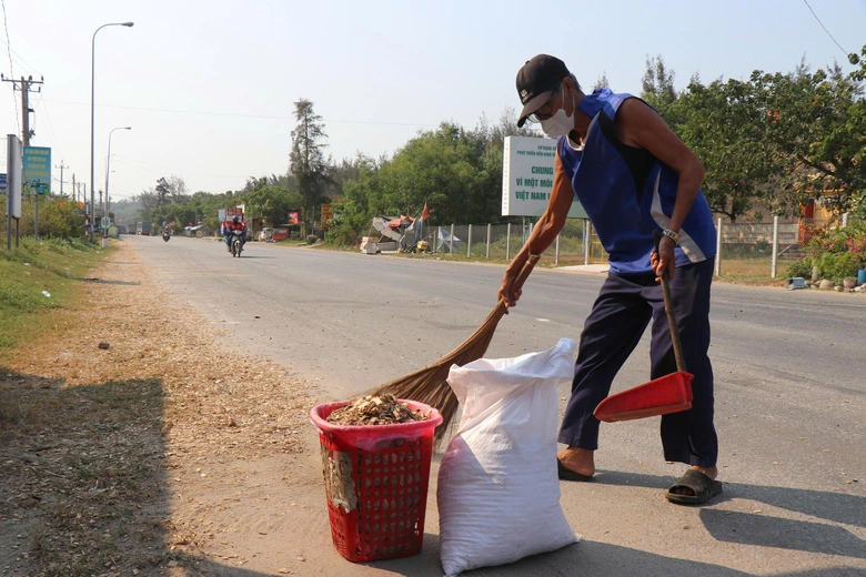 Người d&acirc;n khốn khổ v&igrave; xe chở dăm gỗ rơi v&atilde;i, nguy cơ mất ATGT đoạn qua Dung Quất - Ảnh 2.