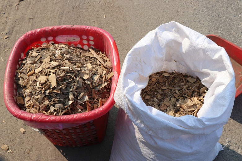 Người d&acirc;n khốn khổ v&igrave; xe chở dăm gỗ rơi v&atilde;i, nguy cơ mất ATGT đoạn qua Dung Quất - Ảnh 3.