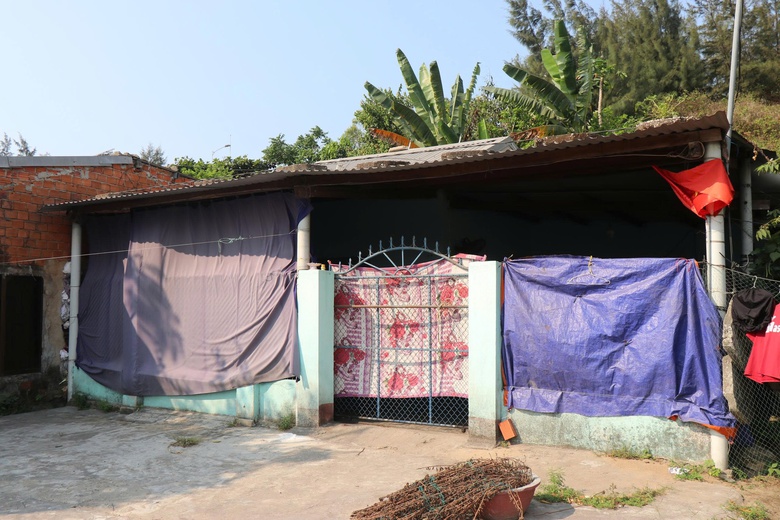 Người d&acirc;n khốn khổ v&igrave; xe chở dăm gỗ rơi v&atilde;i, nguy cơ mất ATGT đoạn qua Dung Quất - Ảnh 5.