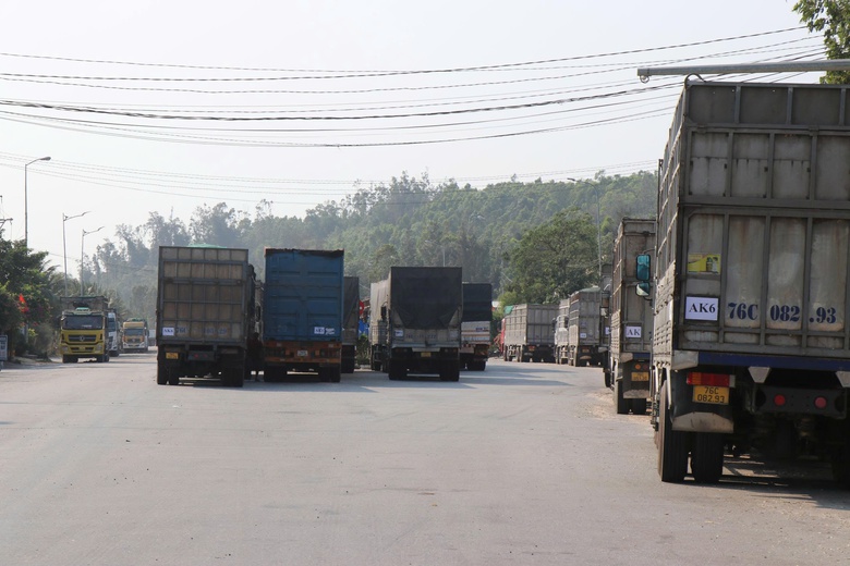 Người d&acirc;n khốn khổ v&igrave; xe chở dăm gỗ rơi v&atilde;i, nguy cơ mất ATGT đoạn qua Dung Quất - Ảnh 6.