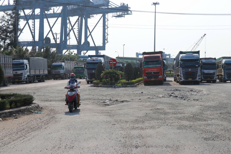 Người d&acirc;n khốn khổ v&igrave; xe chở dăm gỗ rơi v&atilde;i, nguy cơ mất ATGT đoạn qua Dung Quất - Ảnh 7.