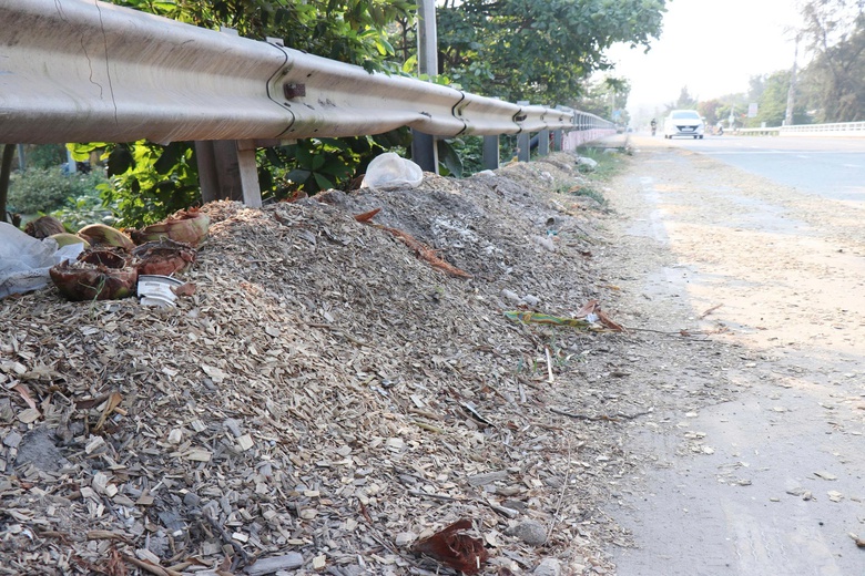 Người d&acirc;n khốn khổ v&igrave; xe chở dăm gỗ rơi v&atilde;i, nguy cơ mất ATGT đoạn qua Dung Quất - Ảnh 4.