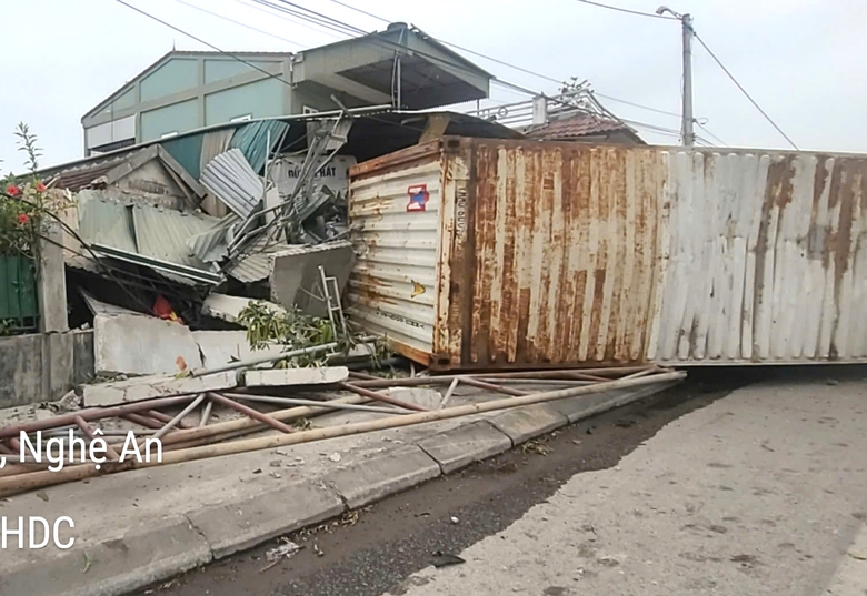 Nghi nổ lốp trước, xe container lao vào nhà dân ở Nghệ An- Ảnh 2. Nghi nổ lốp trước, xe container lao vào nhà dân ở Nghệ An- Ảnh 2.