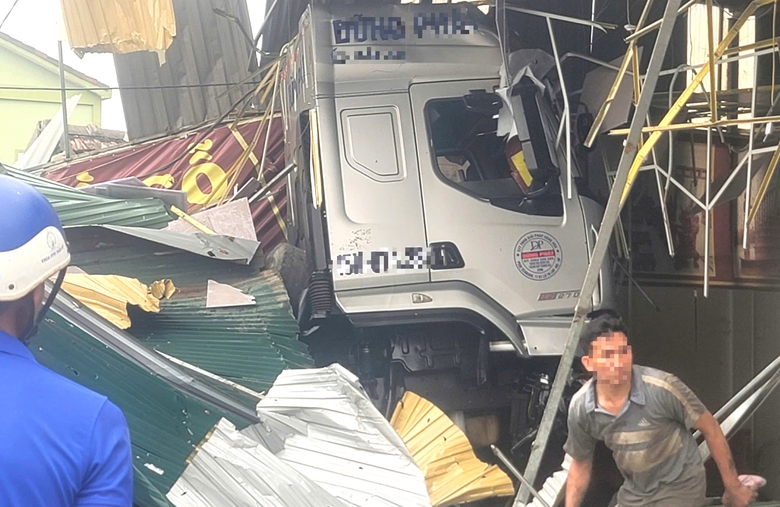 Nghi nổ lốp trước, xe container lao vào nhà dân ở Nghệ An- Ảnh 1. Nghi nổ lốp trước, xe container lao vào nhà dân ở Nghệ An- Ảnh 1.