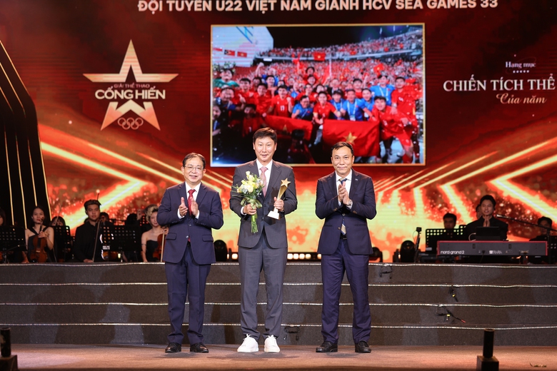 Xạ thủ Trịnh Thu Vinh v&agrave; cầu thủ Đ&igrave;nh Bắc được vinh danh tại Lễ trao giải Cống hiến 2026- Ảnh 2.