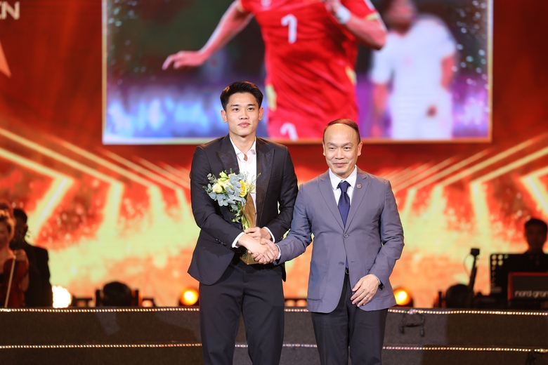 Xạ thủ Trịnh Thu Vinh v&agrave; cầu thủ Đ&igrave;nh Bắc được vinh danh tại Lễ trao giải Cống hiến 2026- Ảnh 3.