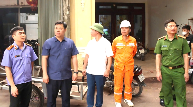 Ninh B&igrave;nh: Nhiều hộ kinh doanh tự nguyện th&aacute;o dỡ c&ocirc;ng tr&igrave;nh vi phạm, trả lại mặt bằng- Ảnh 1.