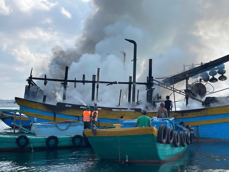 L&acirc;m Đồng: T&agrave;u c&aacute; bốc ch&aacute;y, 21 lao động tho&aacute;t nạn- Ảnh 1.