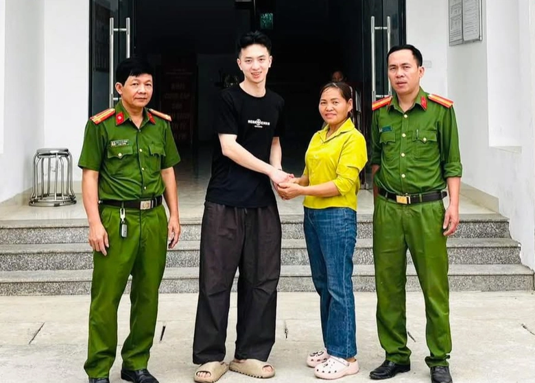 Tuy&ecirc;n Quang: Thanh ni&ecirc;n x&uacute;c động khi nhận lại số tiền gần 500 triệu đồng chuyển khoản nhầm- Ảnh 1.