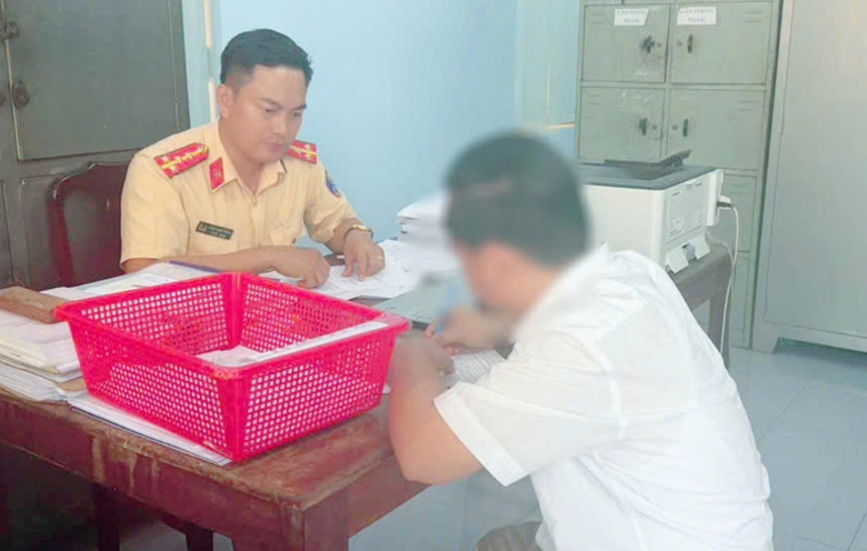 Đồng Nai: Xử lý tài xế vượt ẩu, đi vào đường cấm từ phản ánh của người dân- Ảnh 4. Đồng Nai: Xử lý tài xế vượt ẩu, đi vào đường cấm từ phản ánh của người dân- Ảnh 4.