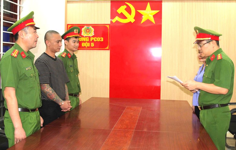 Khởi tố đối tượng phun sơn quảng c&aacute;o "chữa khỏi hen suyễn 100%" g&acirc;y bức x&uacute;c ở Nghệ An- Ảnh 1.