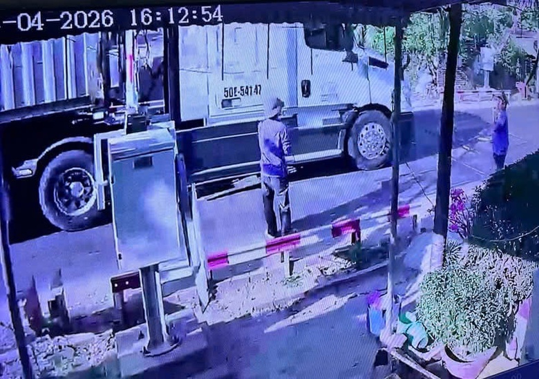 Từ dữ liệu camera giám sát, tài xế container vượt rào chắn đường sắt bị xử phạt sau 1 ngày- Ảnh 1. Từ dữ liệu camera giám sát, tài xế container vượt rào chắn đường sắt bị xử phạt sau 1 ngày- Ảnh 1.