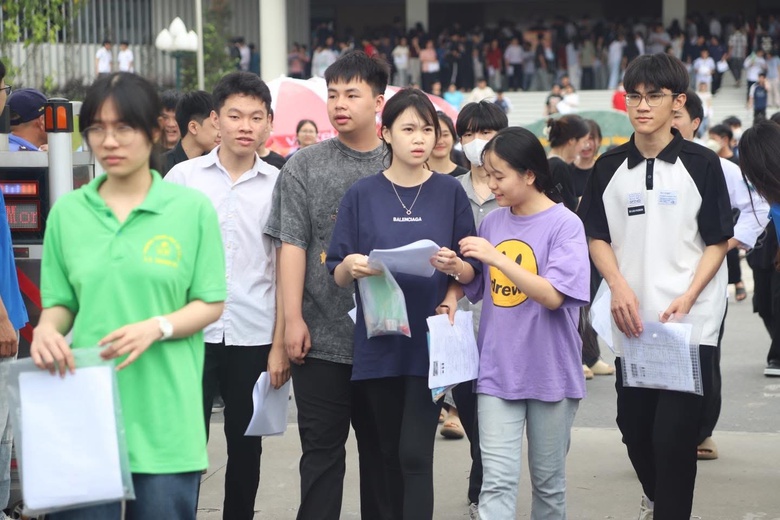 Áp lực lớp 10 công lập, phụ huynh mở rộng lựa chọn cho con- Ảnh 1. Áp lực lớp 10 công lập, phụ huynh mở rộng lựa chọn cho con- Ảnh 1.