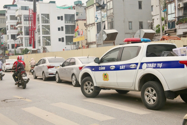 Cảnh s&aacute;t xử l&yacute; loạt &ocirc; t&ocirc; dừng đỗ, gỡ "điểm nghẽn" &ugrave;n tắc dọc tuyến metro Nhổn - ga H&agrave; Nội- Ảnh 4.